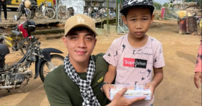 Tài xế trẻ đổi tiền cuốc xe thành sách vở tặng học sinh vùng lũ