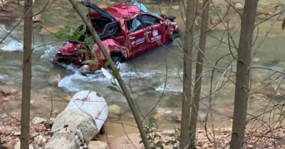 Ô tô bán tải chở 4 người bị hất văng xuống suối trên tuyến La Sơn – Hòa Liên