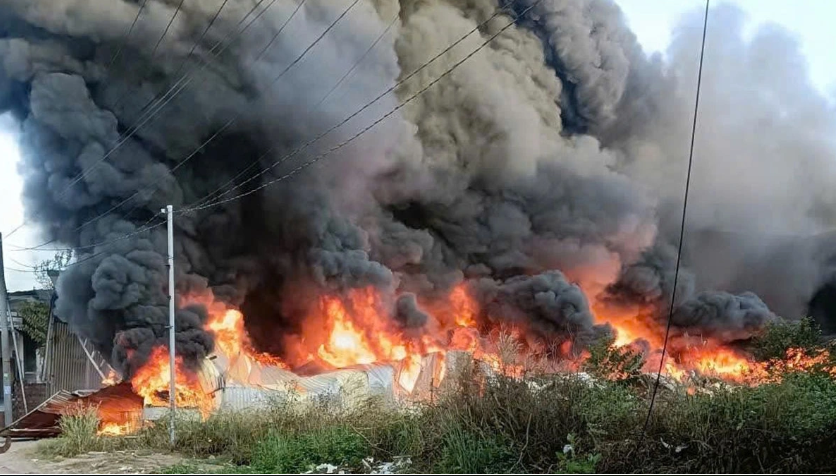 Ngọn lửa bùng phát dữ dội (Ảnh chụp màn hình/vov)