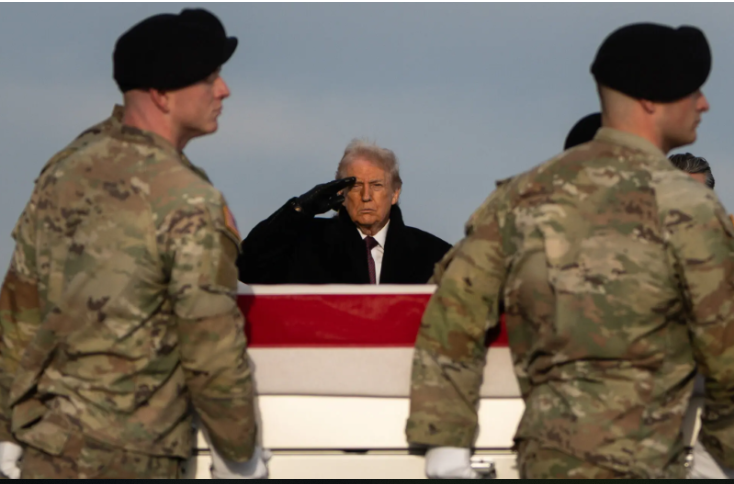 Tổng thống Donald Trump giơ tay chào khi thi thể binh sĩ Mỹ thiệt mạng tại Syria được đưa về nước (Ảnh chụp màn hình/Tin Tức).