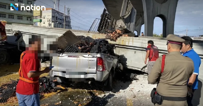 Cầu đi bộ Thái Lan sập đè ô tô