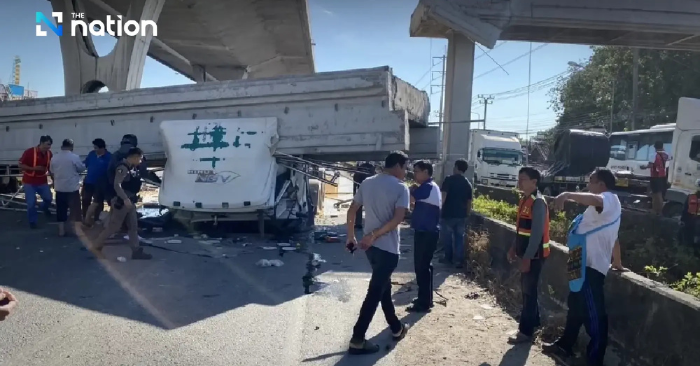 Cầu đi bộ Thái Lan sập đè nhiều phương tiện