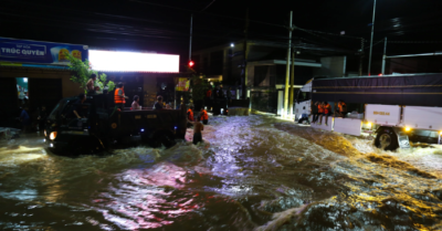 Trắng đêm cứu người dân ngập lụt ở Bình Thuận