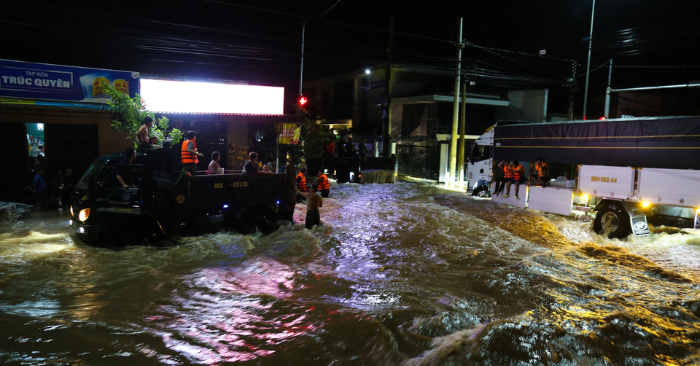 Cứu người dân ngập lụt ở Bình Thuận