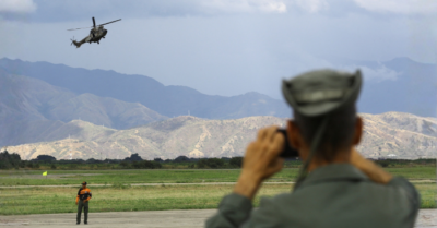 Trump kêu gọi đóng cửa không phận Venezuela, người dân Caracas hoang mang