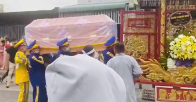 Lễ đưa tang Thương Tín: Vợ cũ và con gái 12 tuổi xuất hiện trong lặng lẽ