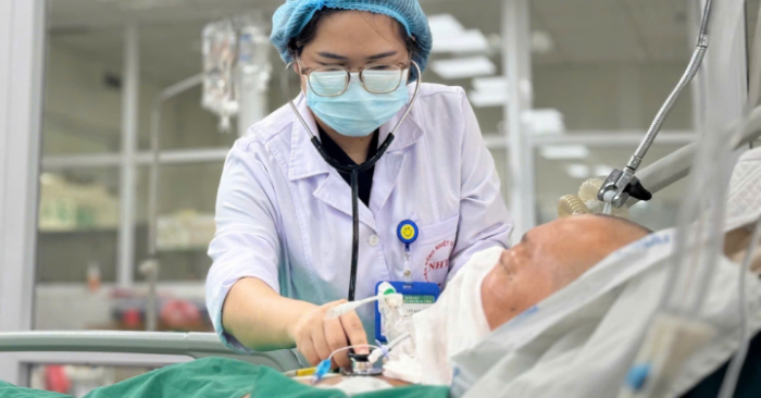 Cấp cứu xuyên biên giới! Người đàn ông được vận chuyển gấp từ Thái Lan về Việt Nam trong tình trạng nguy kịch