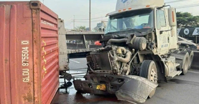 Quốc lộ nối TP HCM - Đồng Nai kẹt 10 km sau tai nạn