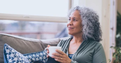 Vì sao chúng ta thường thức dậy sớm hơn khi tuổi tác tăng lên?