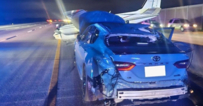 Khoảnh khắc phi cơ lao xuống ôtô trên cao tốc Florida