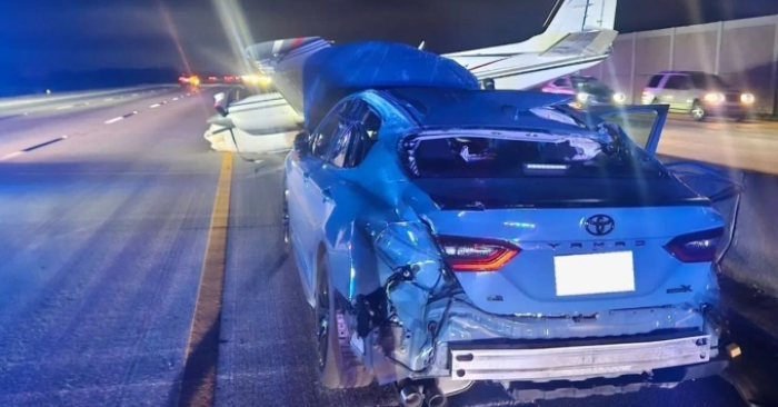 Khoảnh khắc phi cơ lao xuống ôtô trên cao tốc Florida