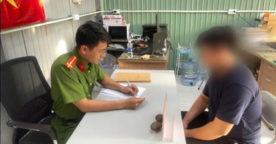 TPHCM: Bắt quả tang, xử phạt 2 người bỏ rác sai quy định