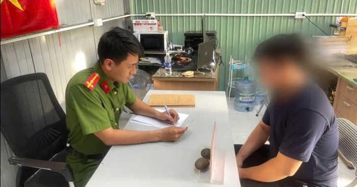 TPHCM: Bắt quả tang, xử phạt 2 người bỏ rác sai quy định