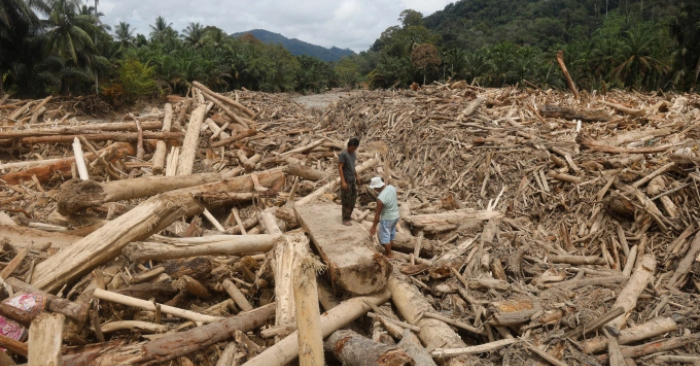 Lũ kèm gỗ trôi ở Indonesia gây thảm họa 770 người chết