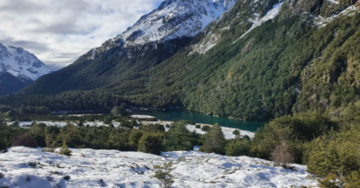 Vì sao du khách buộc phải lau giày trước khi đặt chân tới “hồ nước trong nhất thế giới”?