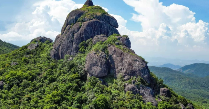 Mở đường lên tháp Chăm trên núi cao 800 m ở Gia Lai