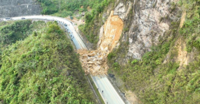 Sạt lở Quốc lộ 6 qua Phú Thọ, nghi có 2 xe máy bị vùi lấp