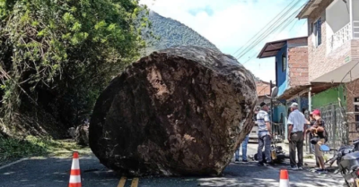 Tảng đá khổng lồ lao xuống đường nghiền nát xe máy, tài xế thoát chết