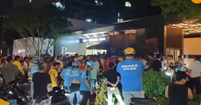 Đoàn shipper Trung Quốc tuần hành xuyên đêm phản đối quy định gây tranh cãi