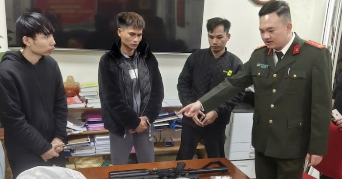 Hai anh em ruột tham gia đường dây buôn bán vũ khí quân dụng qua mạng