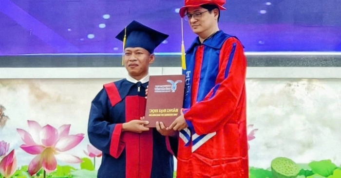 Chàng trai 10 năm làm phụ hồ, thành cử nhân Luật ở tuổi 36