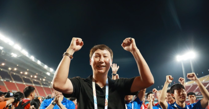 HLV Kim Sang-sik được vinh danh HLV tiêu biểu 2025