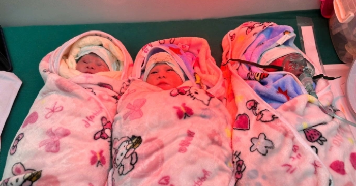 Sản phụ mang tam thai tự nhiên, sinh ba bé gái