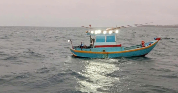 Thuyền trôi vô chủ, ngư dân bàng hoàng phát hiện người đàn ông tử vong trên biển vắng.