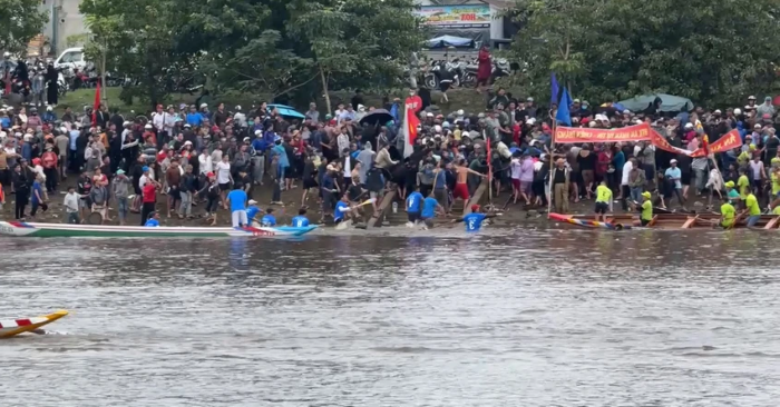 Vận động viên sử dụng mái chèo đánh nhau trong một lượt đua tại giải đua ghe ở xã Quảng Điền, TP Huế. Ảnh: ND