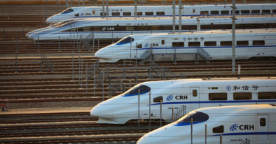 Bong bóng tàu điện ngầm Trung Quốc vỡ, nhiều ga hoang vắng gây tranh cãi