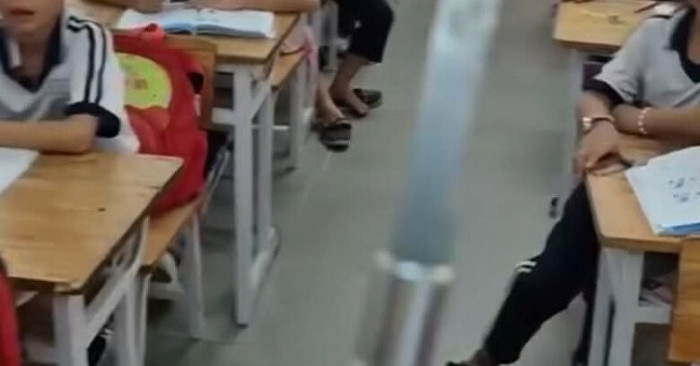 Cô giáo “rùng mình” khi mở cây bút kỳ lạ học sinh mang tới trường: Bên trong là lưỡi dao sắc nhọn