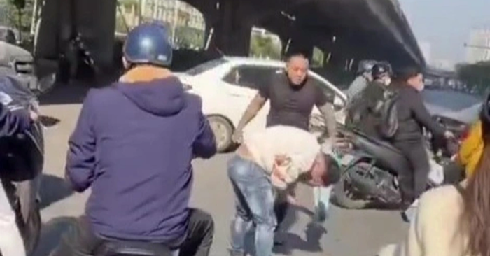 Tạm giữ nam thanh niên hành hung tài xế ô tô ở Hà Nội