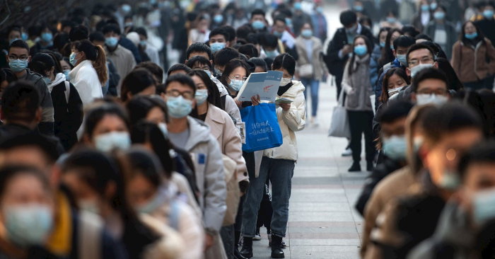 Người lao động chen nhau tìm việc lúc 5 giờ sáng ở Bắc Kinh và Thành Đô