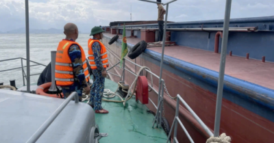 Tàu hàng 1.500 tấn bị hỏng máy, trôi neo trên vịnh Đà Nẵng