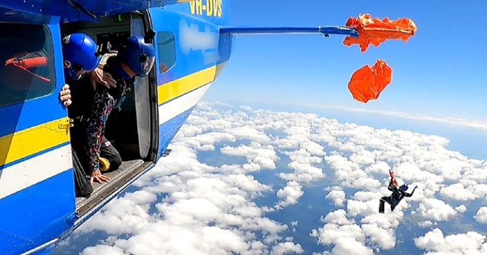 Treo lơ lửng 4.600m giữa trời, người nhảy dù gặp sự cố kinh hoàng khiến người xem nín thở