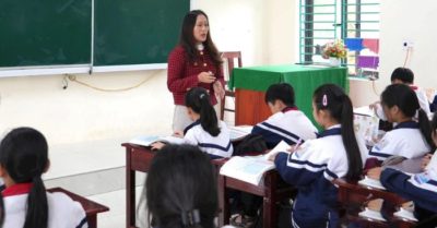 Giáo viên hợp đồng mắc kẹt giữa thiếu biên chế và nợ lương