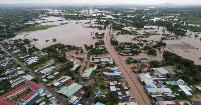 Nước lũ cuốn trôi tàu thuyền và làm xô lệch dải phân cách Quốc lộ 1