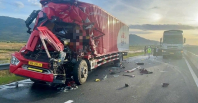 Ôtô tải tông nhau trên cao tốc Vĩnh Hảo – Phan Thiết, đường đóng khẩn cấp, giao thông tê liệt