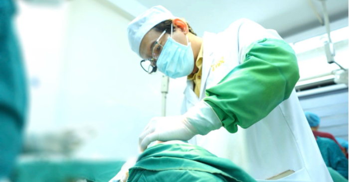 Phát hiện túi ngực vỡ sau 10 năm