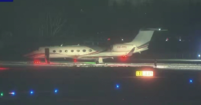 Chiếc máy bay dân dụng nằm lệch khỏi đường băng tại sân bay Nhật Bản, xung quanh có lực lượng cứu hộ và xe chuyên dụng.