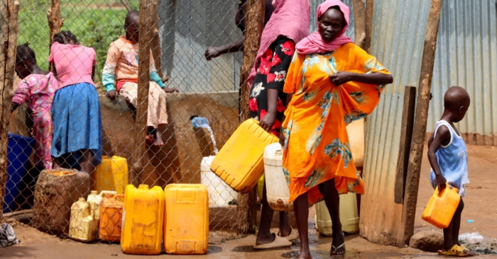 Người dân Sudan sơ tán khỏi khu dân cư do xung đột Sudan leo thang.