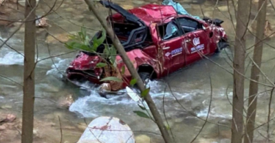 Xe bán tải rơi xuống suối sau va chạm trên tuyến La Sơn – Hòa Liên