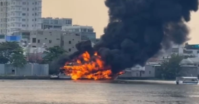 Tiệc vừa tan, du thuyền bốc cháy dữ dội, hàng chục hộ dân hoảng loạn sơ tán khẩn cấp