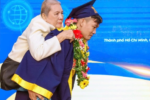 Tân khoa xuất sắc cõng mẹ ung thư lên bục vinh quang