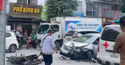 7 phương tiện va chạm trên đường Lê Trọng Tấn, 3 người bị thương