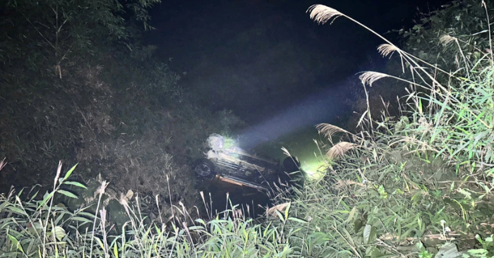 Ô tô chở 4 người rơi xuống suối ở Lào Cai, 2 người tử vong