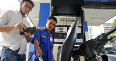 Giá xăng giảm sâu lần thứ 5 liên tiếp, RON95 chính thức xuống dưới 19.000 đồng/lít