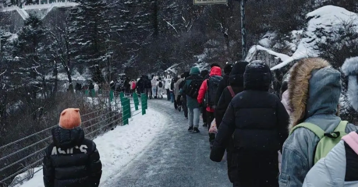 Hàng trăm du khách mắc kẹt trên núi Trung Quốc vì tuyết dày