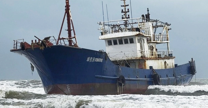 Tàu ma Quảng Ngãi chưa thể tiếp cận an toàn