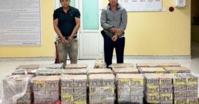 Bắt 2 người mua pháo lậu từ Campuchia về Việt Nam